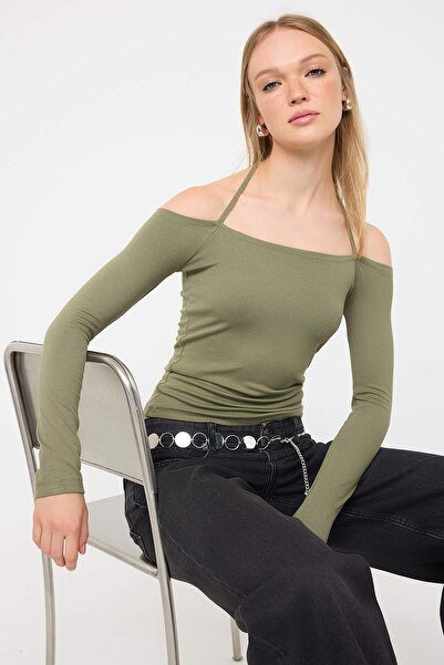 Trendyol Collection Khakifarbene Carmen-Kragen-Schnürung, detaillierte, taillierte/figurbetonte Strickbluse TWOAW26BZ00097