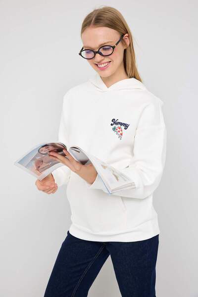 Trendyol Collection Teen Ecru Back Printed Oversize/Wide Fit Hooded Knitted Sweatshirt Twoaw26Sw00166