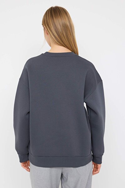 Trendyol Collection Teen Anthracite Cocktail Printed Oversize/Wide Fit Thick Fleece Inside Knitted Sweatshirt Twoaw26Sw00180