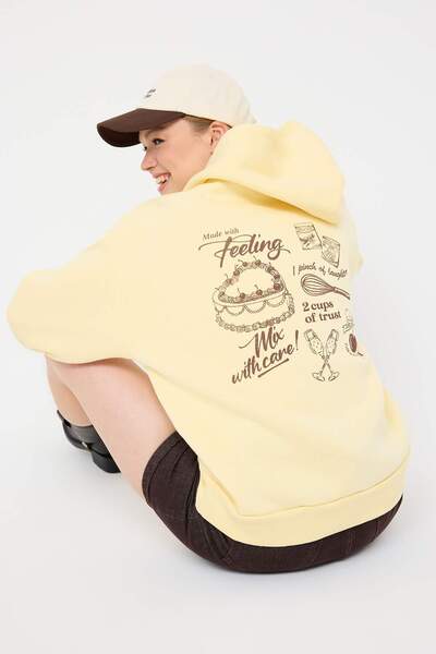 Trendyol Collection Teen Light Yellow Back Printed Oversize Fit Thick Fleece Lined Knitted Sweatshirt Twoaw26Sw00192