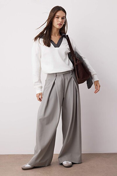 Trendyol Collection Ecru Color Block Polo Neck Pohodlná/Ležérní pletená mikina TWOAW26SW00043