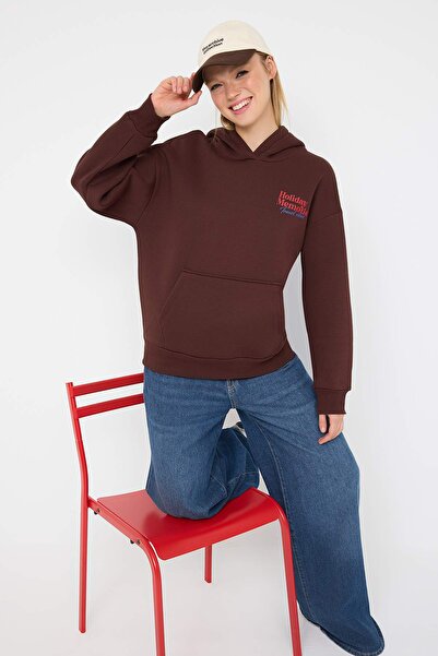 Trendyol Collection Тийнейджърска кафява суитшърт с качулка и подплата от поларен флис TWOAW26SW00126