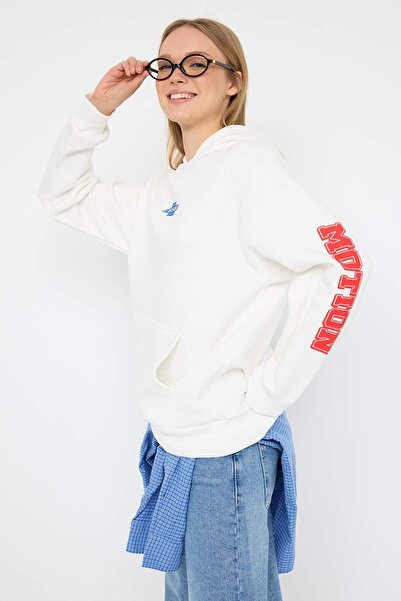 Trendyol Collection Teen Ecru Oversize/Wide Fit Slogan Printed Thick Fleece Lined Knitted Sweatshirt Twoaw26Sw00163