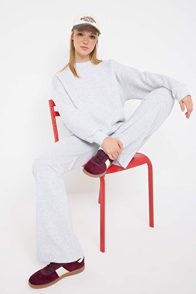 Trendyol Collection Šedá melanžová oversize mikina Soft Touch Flexibilní rozšířené/spanish flare kalhoty Spodní část pletené teplákové soupravy TWOAW26EM00008