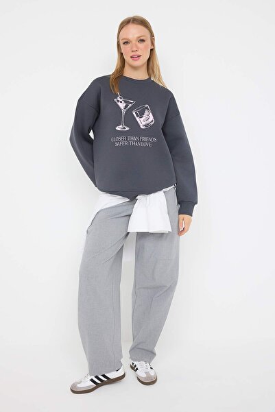 Trendyol Collection Teen Anthracite Cocktail Printed Oversize/Wide Fit Thick Fleece Inside Knitted Sweatshirt Twoaw26Sw00180