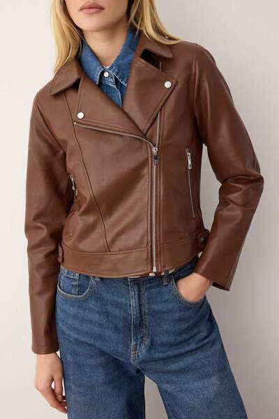 Kolekcia Trendyol Hnedá priliehavá motorkárska bunda z umelej kože TWOAW26MO00083