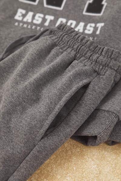 TRENDYOLKIDS Antracitová 100% bavlna s potiskem sloganu Oversize chlapecký pletený spodní díl - vrchní souprava TKDAW26AU00004