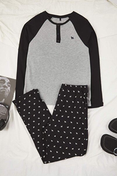 Trendyol Collection Μαύρο-Γκρι Regular Fit Raglan μανίκια με κέντημα σκύλου με κουμπιά πλεκτό σετ πιτζάμες TMNAW26PT00004