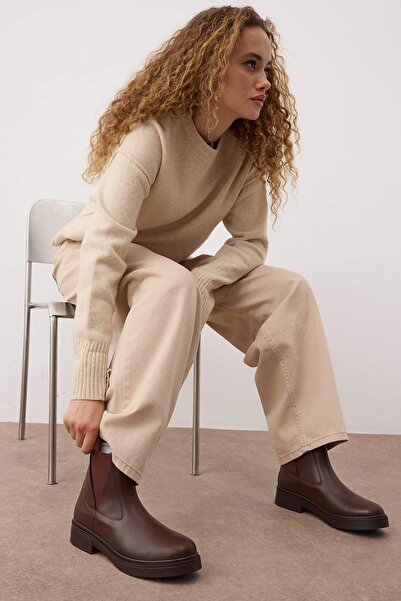 TRENDYOL SHOES Γυναικείες μπότες Chealsea με λεπτομέρεια από καουτσούκ καφέ TAKAW26BO00054