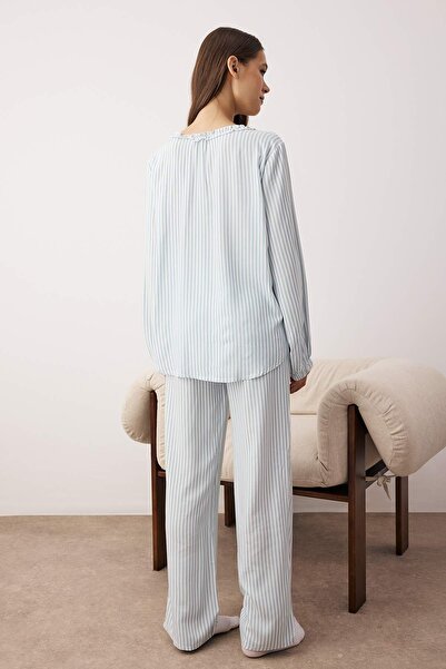 Trendyol Collection Set de pijamale cu dungi albastre deschise cu volane și panglică - THMAW25PT00094