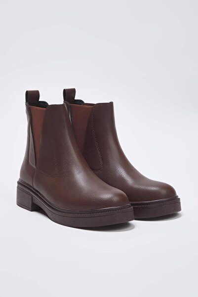 TRENDYOL SHOES Γυναικείες μπότες Chealsea με λεπτομέρεια από καουτσούκ καφέ TAKAW26BO00054