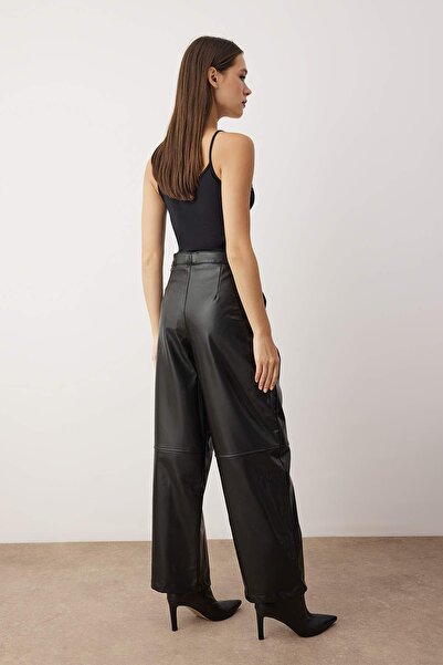 Trendyol Collection Черни панталони от синтетична кожа с кройка тип „барел“ TWOAW26PL00070