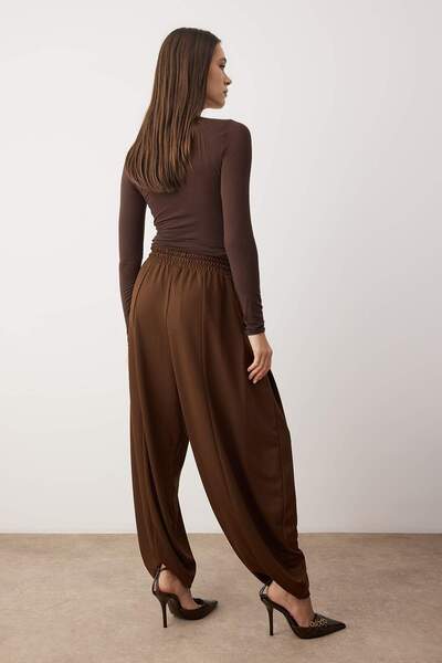 Trendyol Collection Καφέ Soft Touch Παντελόνι Φούτερ με ελαστικό πλεκτό σχέδιο TWOAW25EA00001