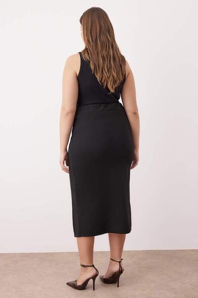 Trendyol Curve Μαύρη πλεκτή ελαστική υφασμάτινη φούστα με λεπτομέρεια με σχισμή μεγάλου μεγέθους TBBAW26AZ00023