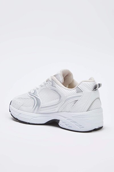 TRENDYOL SHOES Weiße Damen-Sportschuhe mit Schnürung aus Mesh TAKAW26SN00026