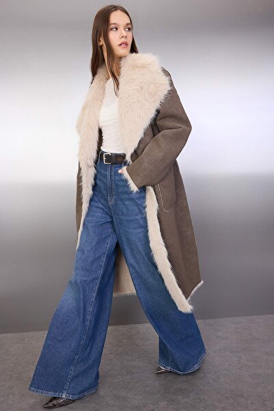 Trendyol Collection Mink-Ecru kétoldalas szőrös, egyszínű záródású, túlméretezett hosszú velúr kabát TWOAW26KB00003