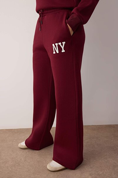 Trendyol Collection Teen Burgundy hímzett állógallér, félcipzáras, széles szárú, kötött tréningruha szett TWOAW26AU00081