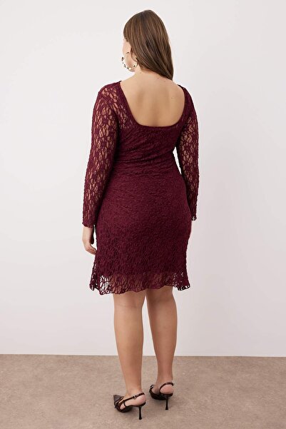 Trendyol Curve Teen Plum Spitzen-Strickkleid in Übergröße TBBAW26AH00042