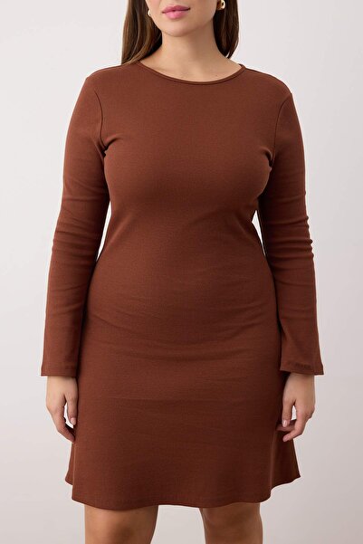 Trendyol Curve Hnědé mini pletené šaty velké velikosti s detailem šněrování na zádech TBBAW26AH00025