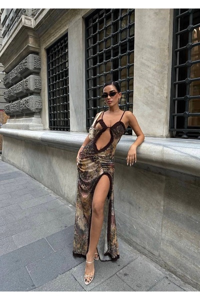 VİSKALİ Kadın Premium Göğüs Dekolteli Fırfırlı Yırtmaç Detaylı Askılı Yeşil Desenli Maxi Elbise