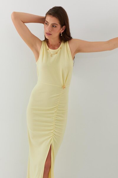 MARKALİSTE Μίντι φόρεμα με αγκράφα και σχισμή κίτρινο