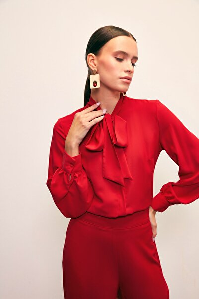 Sateen Yakası Bağlamalı Düz Gömlek - Kırmızı