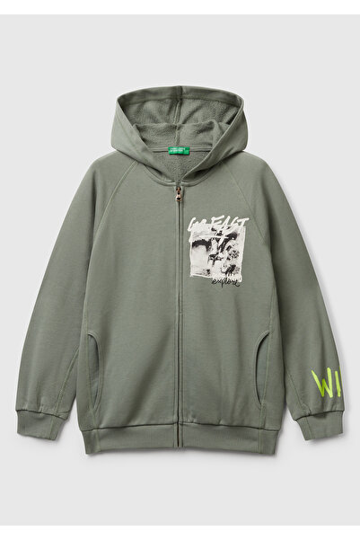 United Colors of Benetton Момчешка каки суитшърт с принт отпред и отзад, цип ...