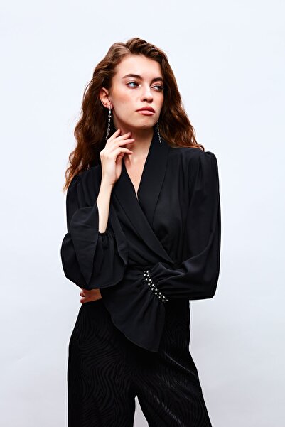 Sateen 1133-1065 Чорна жіноча блуза - з шаленим коміром і корсажним декором