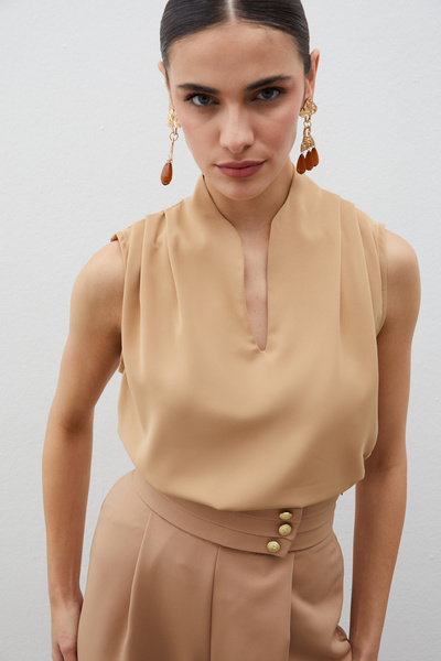Sateen Съдийска блуза без ръкави с яка - камел