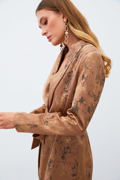 Sateen Довгий піджак з яскравим візерунком і поясом - кавовий