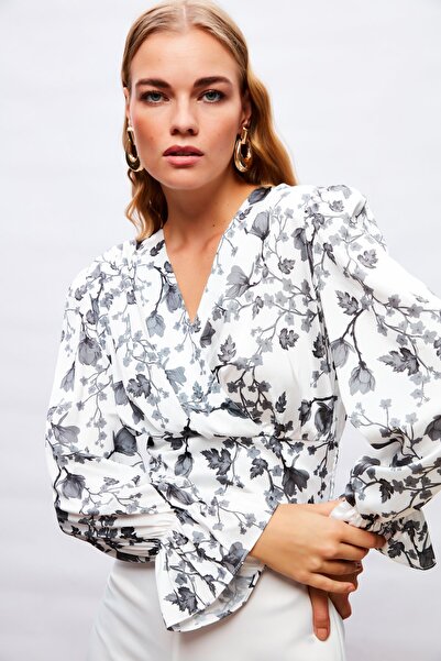 Sateen Атласна блузка з рукавом волан BLACK