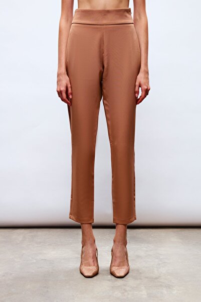 Sateen بنطلون بتفاصيل الكورسيه - لون جملي