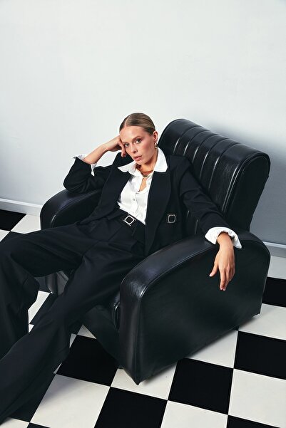 Sateen Короткий піджак з пряжкою - ЧОРНИЙ