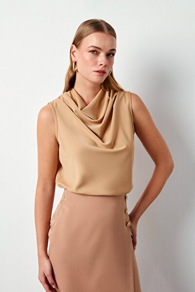 Sateen Degaje Yaka Kolsuz Bluz - Camel