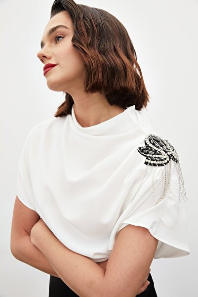 Sateen Egyvállas, laza blúz kiegészítőkkel - Ecru