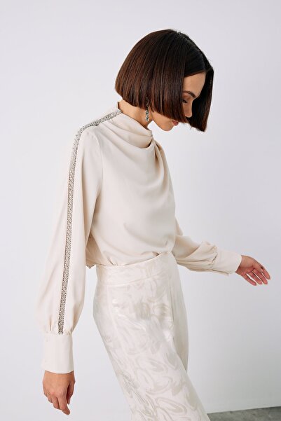 Sateen Bluză cu accesorii pentru umăr - Bej