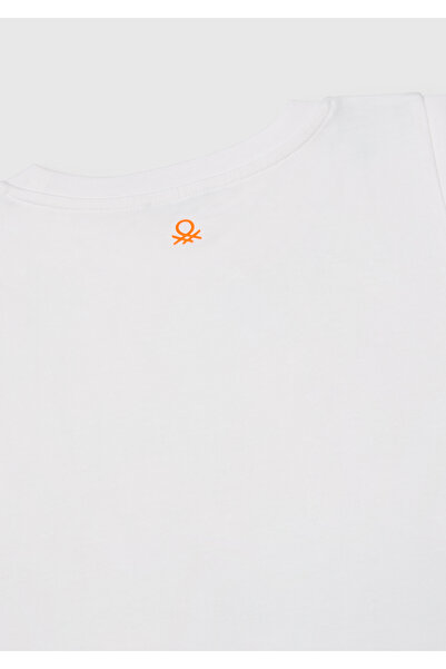 United Colors of Benetton Tricou alb pentru băiat, cu imprimeu în față, cu guler în spate, cu detaliu logo, fără mâneci