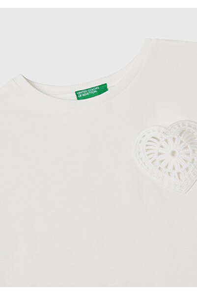 United Colors of Benetton Tricou alb pentru fetiță, brodat cu macrame în față și cu logo imprimat pe spate