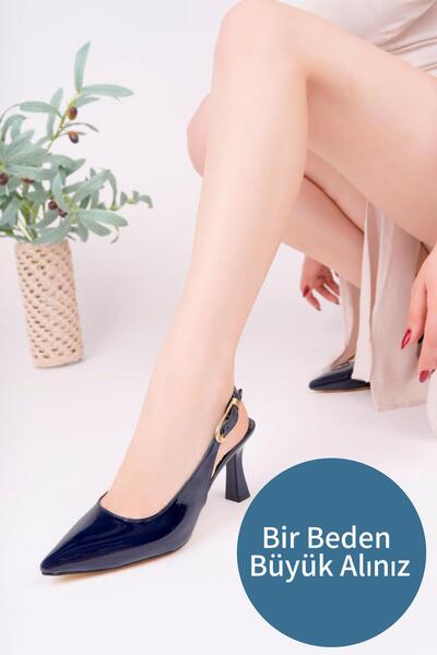 İA İLERİADIM حذاء نسائي ذو شعار أزرق داكن من الجلد اللامع بمقدمة مدببة وكعب ك...