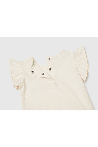 United Colors of Benetton Bebek Ekru Önü Nakışlı Kolu Fırfırlı T-Shirt ve Desenli Şort Etek Takım