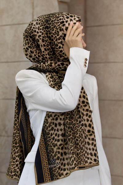 Vissona LÜKS MEDİNE BAROK BARDÜRLÜ LEOPAR DESENLİ BEJ - SİYAH RENKLİ 75X195 KIRIŞMAZ ŞAL MOSS KREP DİKİŞ TİP