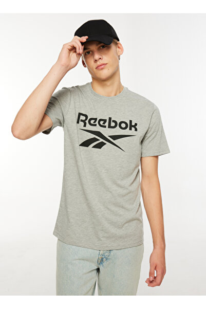 Reebok 100071173 IDENTITY STACKE Ανδρικό μπλουζάκι με στρογγυλή λαιμόκοψη κανονικής εφαρμογής σε γκρι μελανζέ