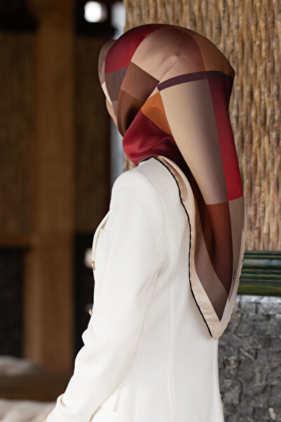 Vissona %100 Twill İpek Geometrik Desenli Bej - Kırmızı Renkli 90x90 Eşarp Dikim Şekli : El Dikişi