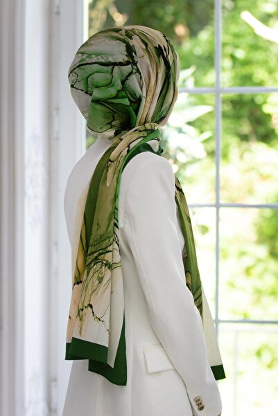 Vissona LÜKS MEDİNE İPEĞİ BATİK DESENLİ ZÜMRÜT YEŞİLİ RENKLİ 75X195 KIRIŞMAZ ŞAL MOSS KREP DİKİŞ TİPİ İTALYA