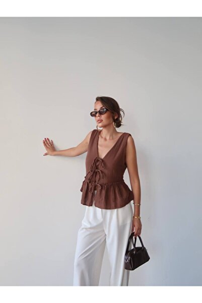 Swass Муслинова блуза с връзки отпред в кафяво