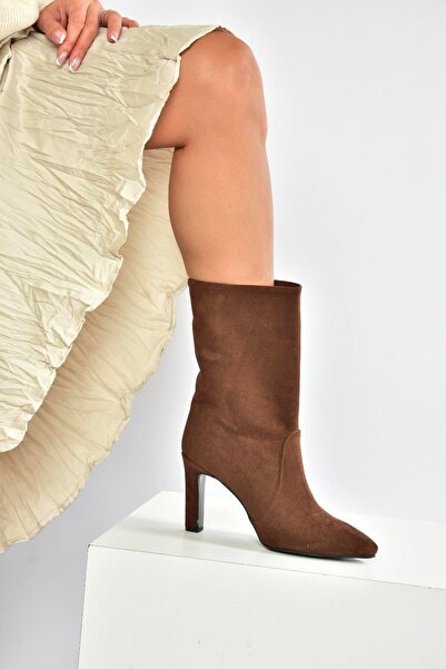 Fox Shoes L404891302 Γυναικείες μπότες με λεπτό τακούνι καφέ σουέντ