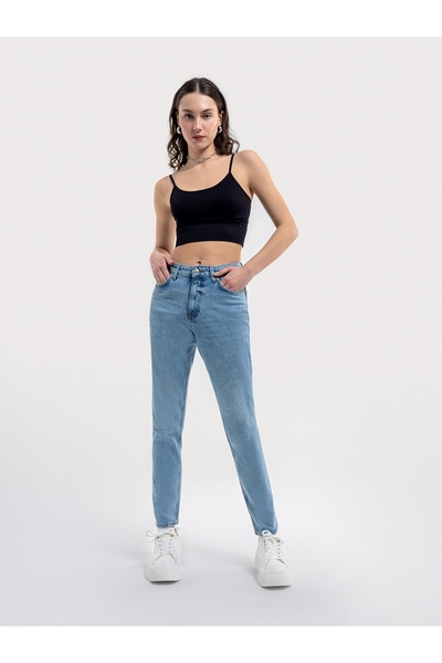 Loft Crop Female Athlete