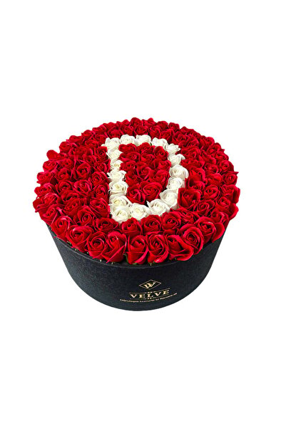 velve Aranjament floral personalizat cu litera, cutie rotunda neagra cu 101 t...