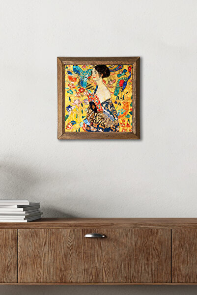 Pinecone Pictură murală în piatră cu femeie cu evantai de Gustav Klimt, înrămată în lemn – 25x25 cm | W1-275 |