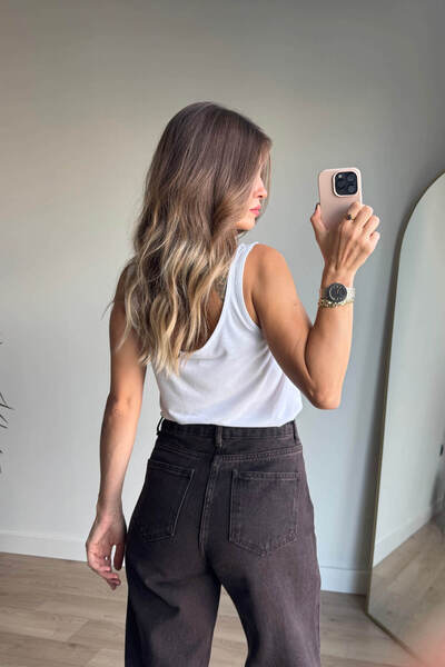 Sue Store Λευκή φαρδιά μπλούζα με χοντρό λουράκι